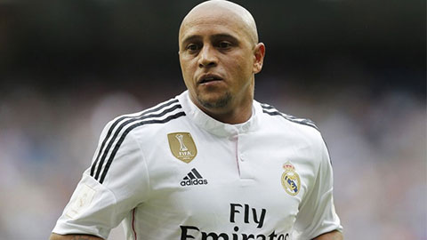 Roberto Carlos đeo camera trên áo suốt trận gặp Huyền thoại Roma
