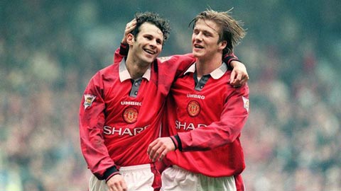 Giggs và Beckham cùng nhau sút phạt siêu dị