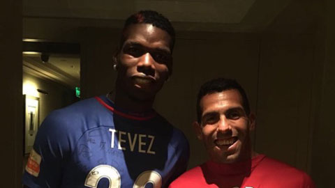 Tái ngộ đồng đội cũ ở Trung Quốc, Pogba mặc áo Tevez ngược