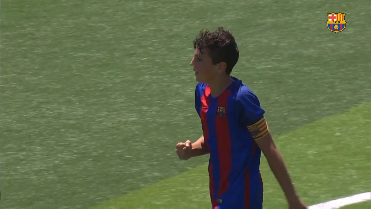 Cầu thủ U12 Barca ghi bàn từ sân nhà