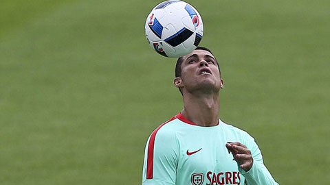 Ronaldo thi tâng bóng bằng đầu cùng đồng đội 