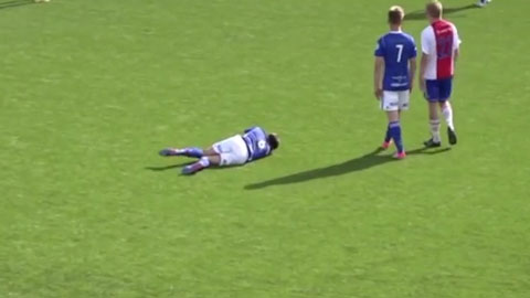 Lợi dụng đối thủ nằm sân để ghi bàn