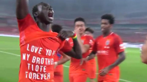 Papiss Cisse tặng bàn thắng cho người đồng đội quá cố Tiote