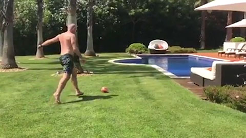 Huyền thoại Alan Shearer tái hiện cú vô lê thần sầu ở tuổi 46