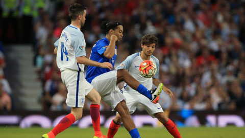 Những danh thủ từng bị Ronaldinho qua mặt