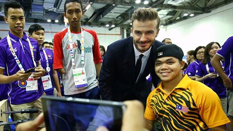 David Beckham bị quây kín khi tới Thái Lan