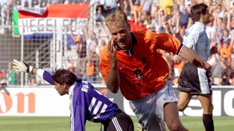19 năm trước, Dennis Bergkamp ghi 1 trong những bàn thắng tinh tế nhất WC