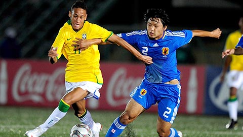 17 tuổi Neymar đã khiến thủ môn đối phương xấu hổ 