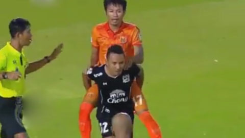 Cõng luôn đối thủ ra sân để ngăn câu giờ