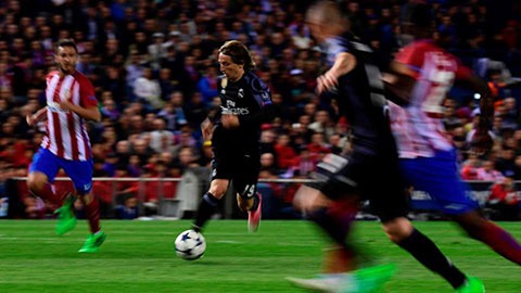 Modric đi bóng khiến 2 cầu thủ đối phương đâm vào nhau 