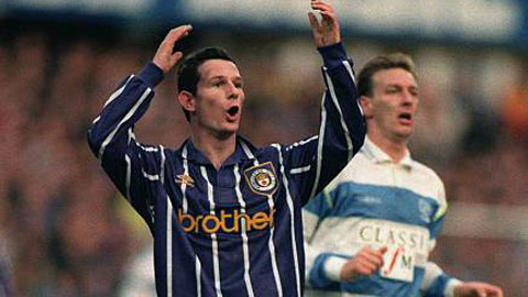 Tại Premier League năm 1993, cầu thủ đã chơi bóng ảo diệu thế này