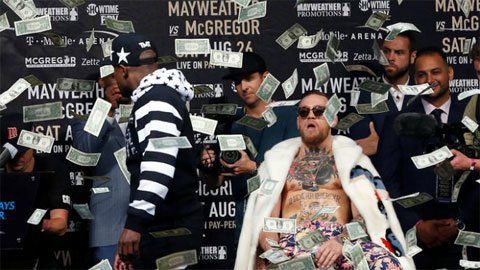 Mayweather ném tiền vào mặt McGregor