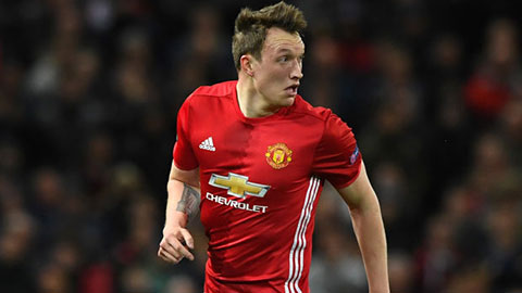 Phil Jones sút liên tục 3 lần mà không thắng được thủ môn Man City
