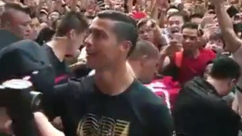  Ronaldo selfie giữa biển người ở Trung Quốc