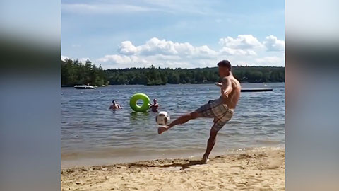 Cú sút đưa trái bóng qua chiếc phao thật tài tình