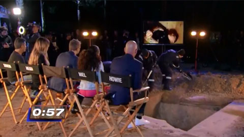 Tự chôn sống khi bị xích trói chặt