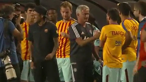 Mourinho, Pogba ôm hôn Neymar và Messi sau trận