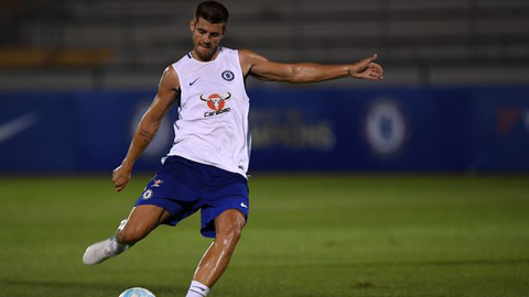 Morata ghi bàn khó tin từ sau cầu môn