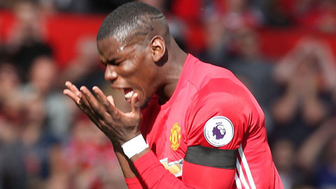 Pogba hết sút trúng hàng rào rồi đến xà ngang