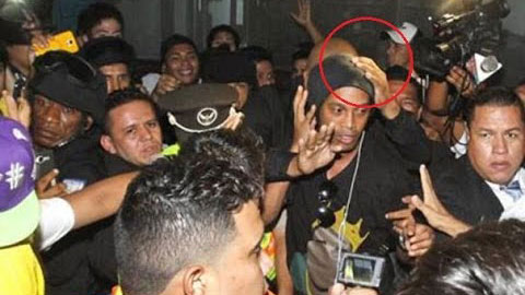 Ronaldinho tức giận khi bị fan cuồng giật mũ