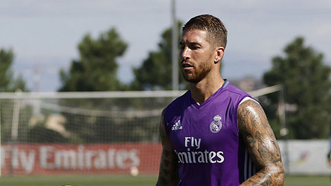 Ramos xử lý bóng bằng gót khó tin trên sân tập