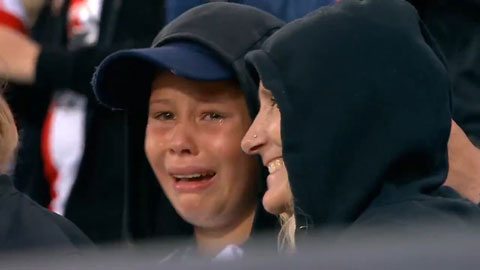 Fan nhí khóc như mưa khi được cầu thủ tặng áo