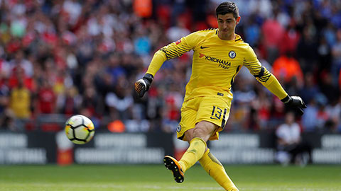 Thủ môn Courtois vụng về khi đá phạt đền