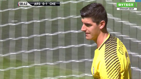 Courtois cảnh giác trước cú sút của Elneny (Arsenal 0-1 Chelsea)