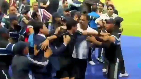 Các cầu thủ lao vào đánh đấm trọng tài cuối trận