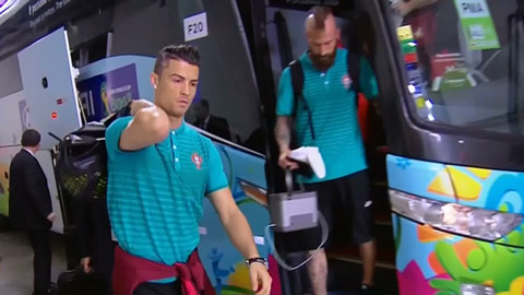 Ronaldo trượt chân hài hước khi xuống xe buýt