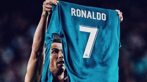 Quá phấn khích, Ronaldo giơ áo ăn mừng bàn thắng giống Messi