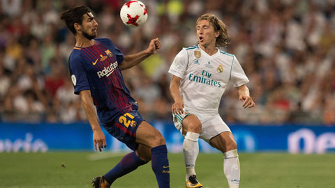 Modric làm xiếc qua người Andre Gomes