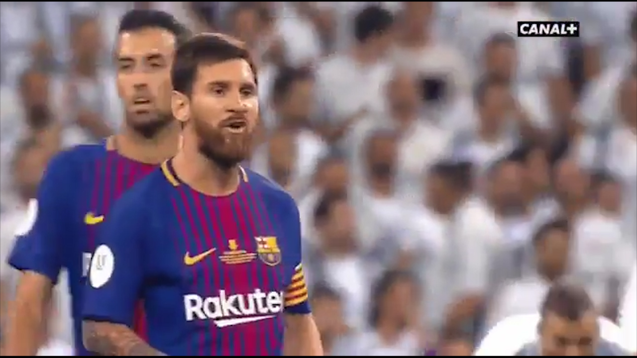 Choáng: Messi lèm bèm chửi Ramos trên sân 