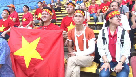 CĐV gãy tay vẫn đến Shah Alam cổ vũ U22 Việt Nam