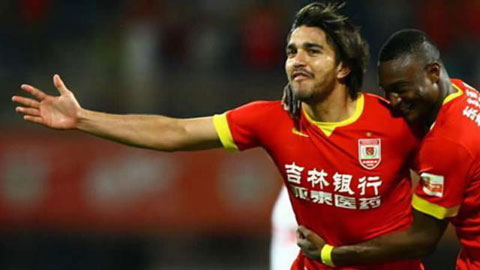 Cú sút phạt tuyệt đẹp của Marcelo Moreno ở giải Trung Quốc