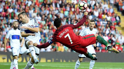 Ronaldo ghi bàn kiểu xe đạp chổng ngược đẹp mắt