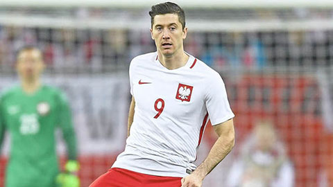 Lewandowski đá phạt ghi bàn đẹp mắt, lại không được công nhận