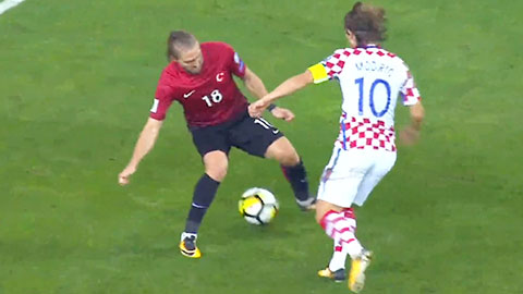 Modric xỏ háng qua người tài tình