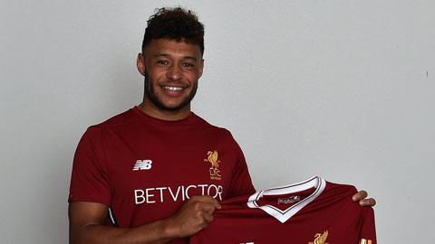 Alex Oxlade Chamberlain rạng rỡ kiểm tra y tế tại Liverpool