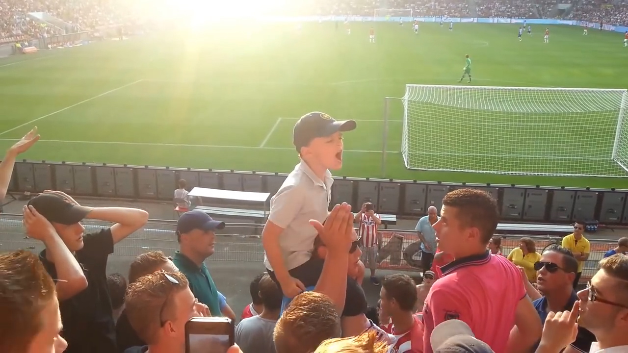 Cậu nhóc làm nhạc trưởng hội fan PSV