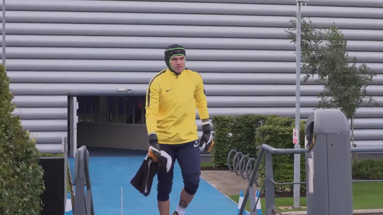 Ederson trở lại tập luyện sau khi dính đòn thù của Mane
