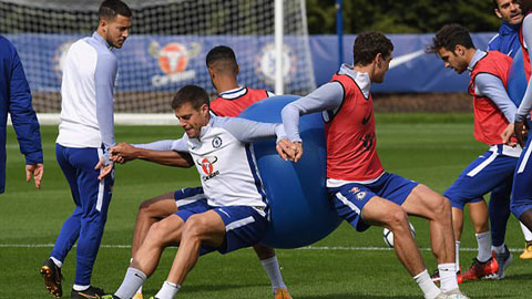 Chelsea tập với bóng nước trước trận gặp Arsenal