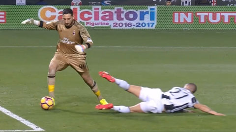 Những pha xử lý kỹ thuật bằng chân của các thủ môn