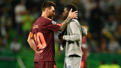 Quá phấn khích, NHM chạy vào sân ôm và quỳ dưới chân Messi trong trận