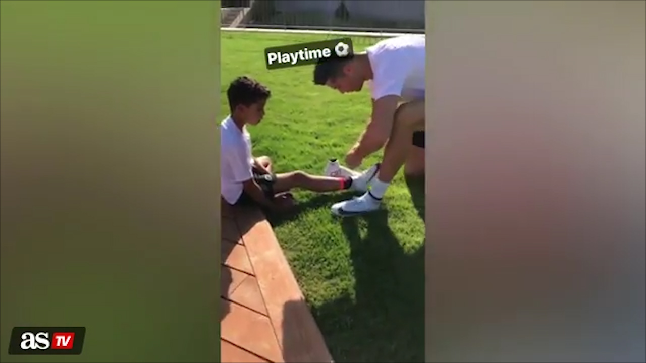  Ronaldo dạy con trai sút phạt