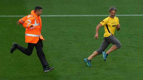 Sân Nou Camp đóng cửa vẫn có CĐV chạy xuống sân