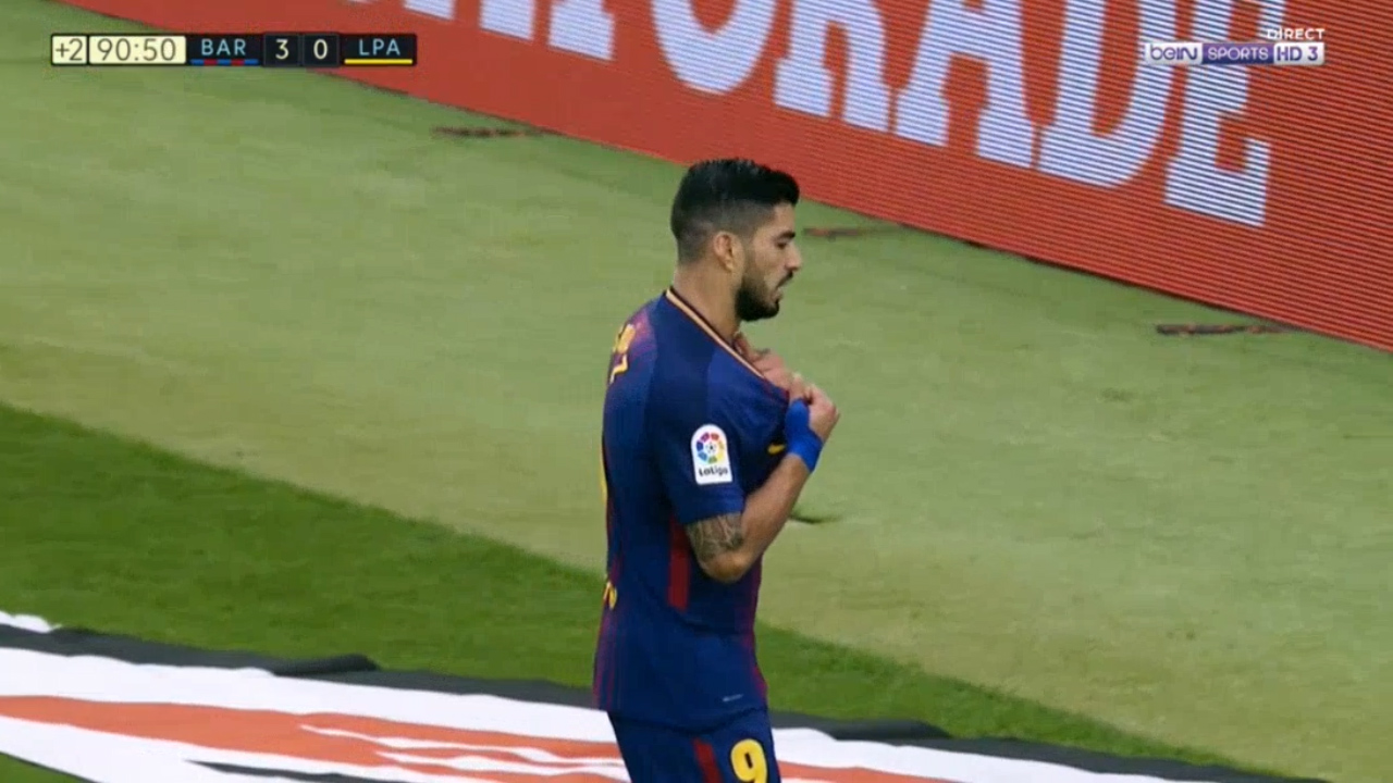 Luis Suarez xé rách áo trước khi rời sân 