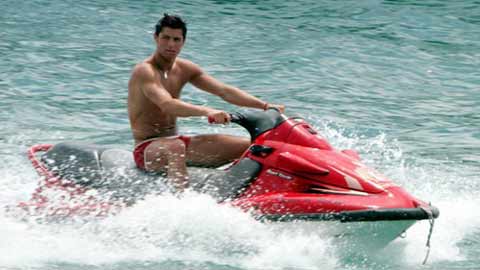 Ronaldo lướt sóng tưng bừng với moto khủng