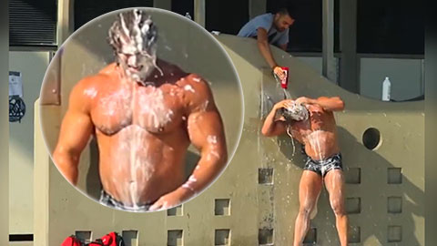 Clip hài: Bực quá! Gội mãi mà không sạch