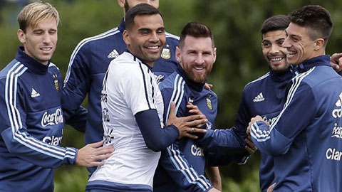 Messi sút trúng... của quý đồng đội